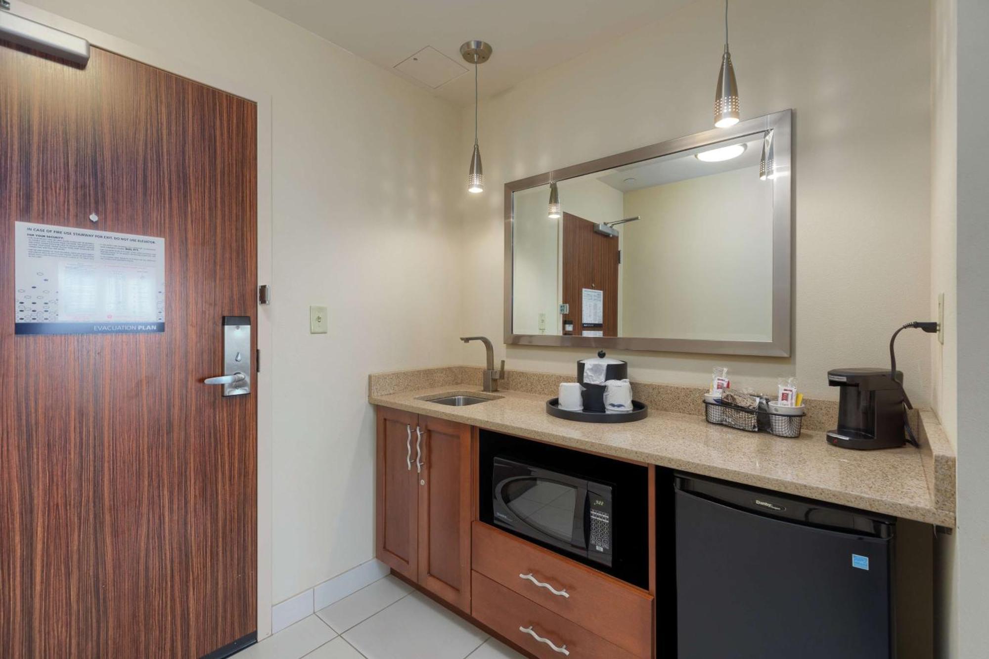 King Studio Suite with Balcony and Non-Water View - Non-Smoking